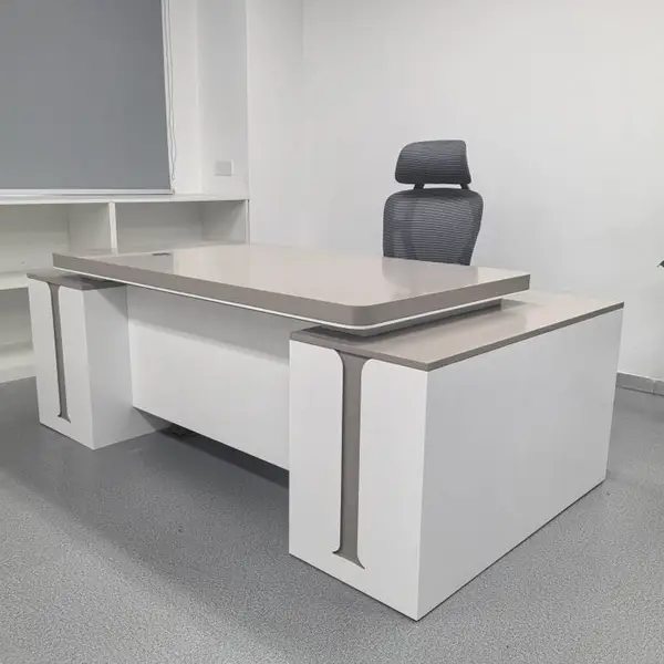 传统企业办公家具升级配置:实木办公桌+***班前椅+封闭式 工艺耐磨漆面