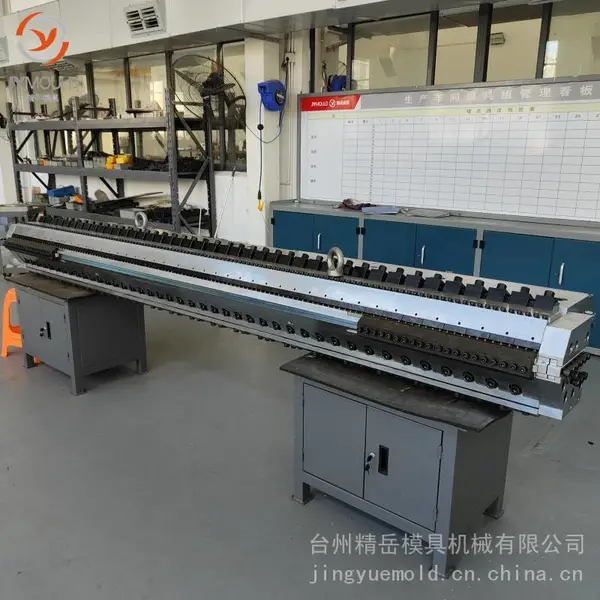 精岳生产定制 3300PVC防水卷材模具 模内复合膜挤出模具
