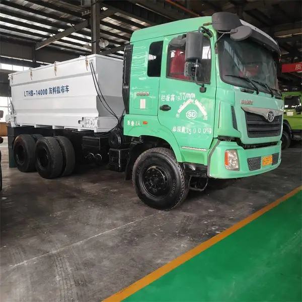 修路施工白灰撒布机 消解灰撒布车 改装汽车一体式撒灰车