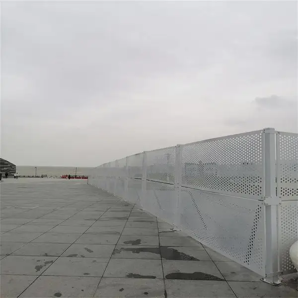江门市星河路道路施工临时护栏网 白色圆孔透景冲孔网