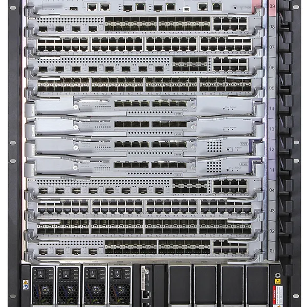 华为 S12700E-8 高端园区网络推出的全***旗舰级核心交换机