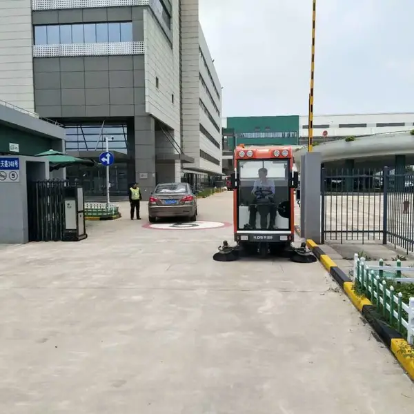 杭州大型物流中专中心灰尘清扫车 凯迪斯喷水洗尘驾驶式扫地机S9租售
