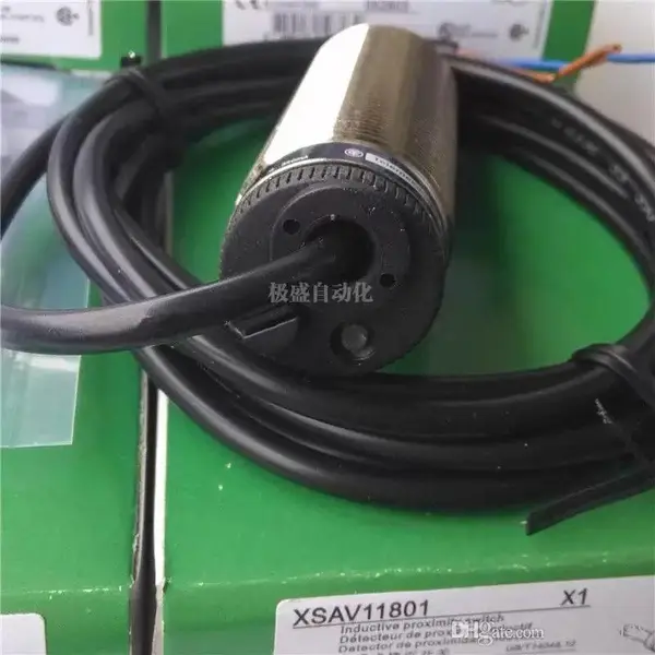 施耐德接近开关 XS630B4NAL2 电感型 DC24V 三线常开NPN 航空插头