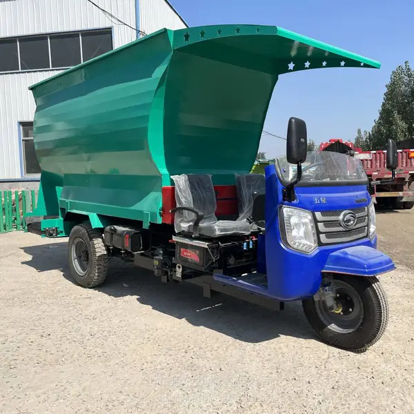 中小型牛场撒草机 牛羊饲喂撒草车 电动三轮抛料车