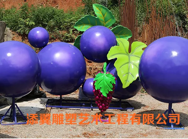 蓝莓小镇融入了众多仿真玻璃钢蓝莓造型形象卡通雕塑形成了一个融观赏性