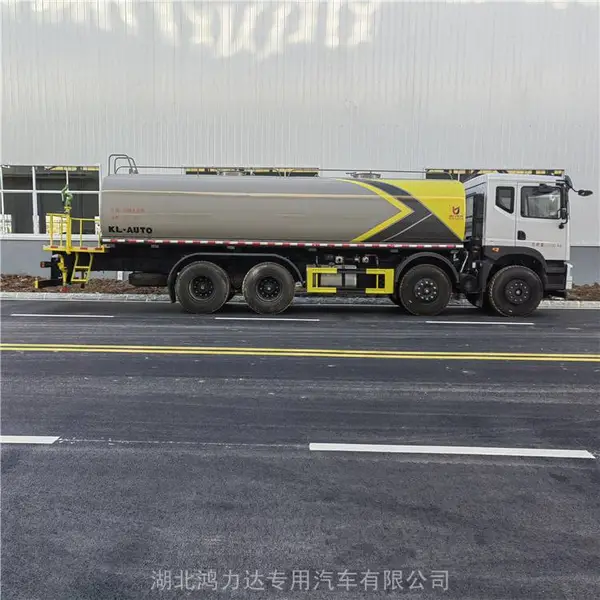 海南5吨洒水车穿梭城市街道为道路降尘保湿守护环境整洁