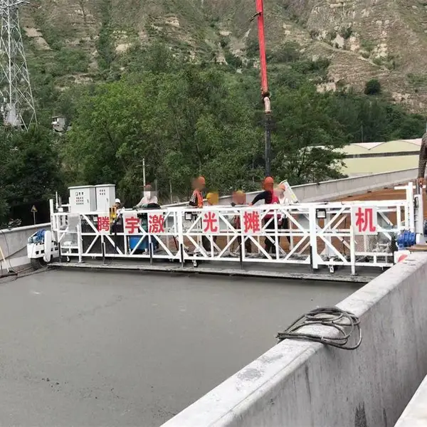 护栏行走式超声波激光摊铺机带振捣推板大型桥面超声波激光整平机