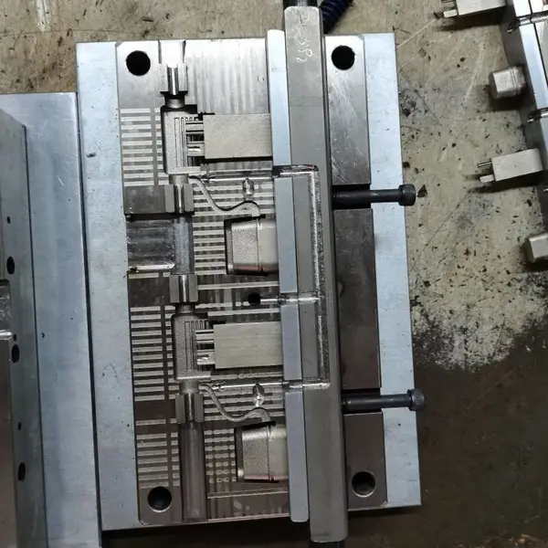供应PCBA板低压注塑模具