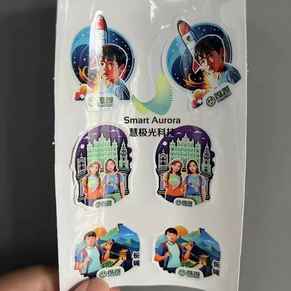 AI贴纸机拍照定格瞬间 自动剪裁打印 多元素组合形象可选 快闪签到
