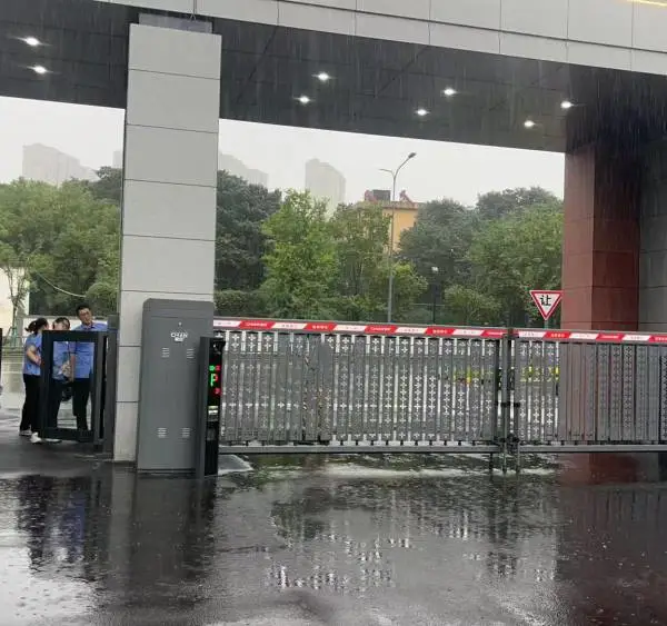 厂区园区小区不锈钢雕花空降闸广告道闸定制