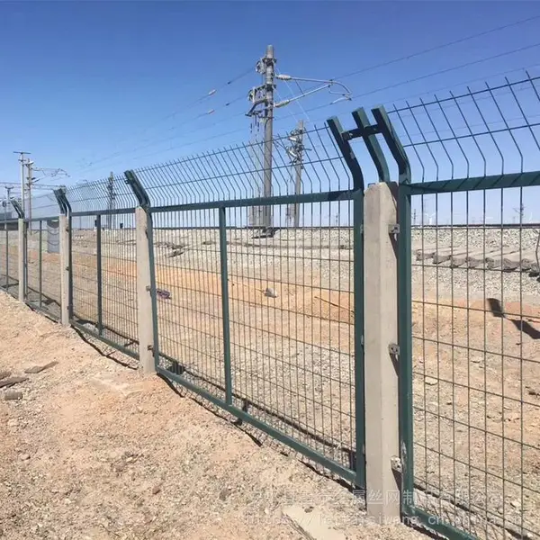 铁路护栏 雷泰网栏 8002铁路护栏 镀锌方管焊接 包运输