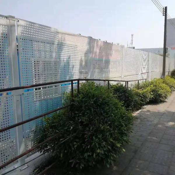 江门市江海区土块圈地安全隔离网 穿孔板白色组装围挡
