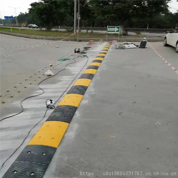 加油站进出口减速带那种材质好?PE抗压环保材质