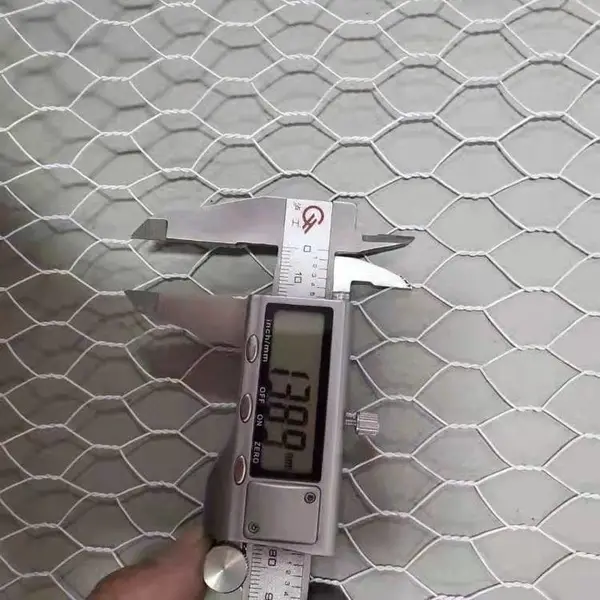 白包塑小六角网 拧花网 造型网 1.3cm 0.7mm 包塑铁丝网