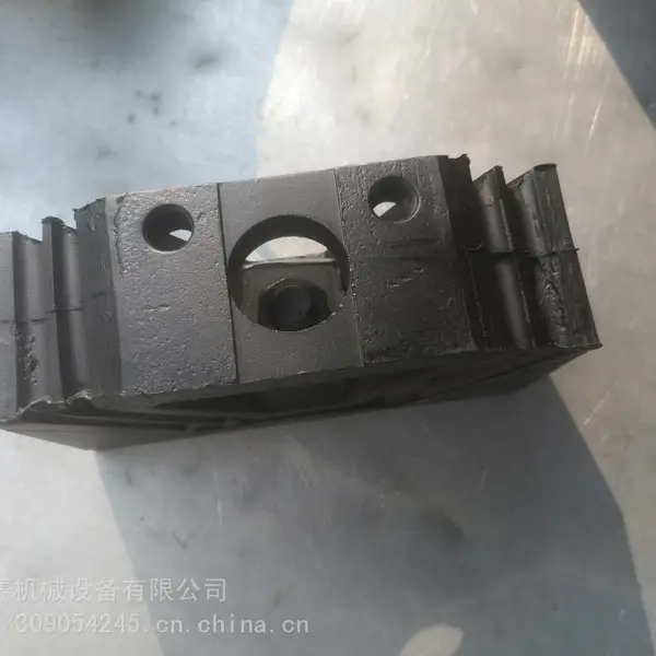 供应外贸HOWO发动机后支撑偏孔(原厂)编号WG9725592131