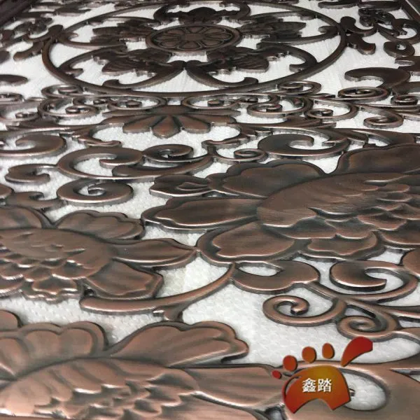客厅简约装饰风格红古铜铝板浮雕壁画增加了空间的丰富感与美观度