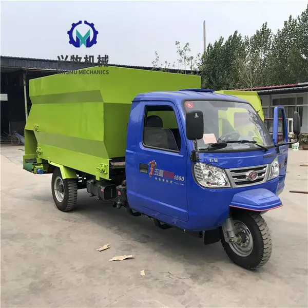柴油三轮车载撒料车 畜牧养殖饲料撒料车 牛羊撒草车