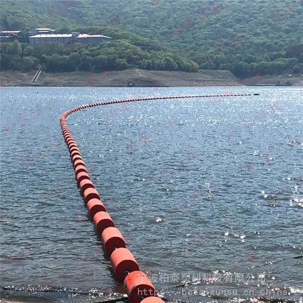 青海湖游船拦截警戒浮标 湖面核心区禁航浮筒