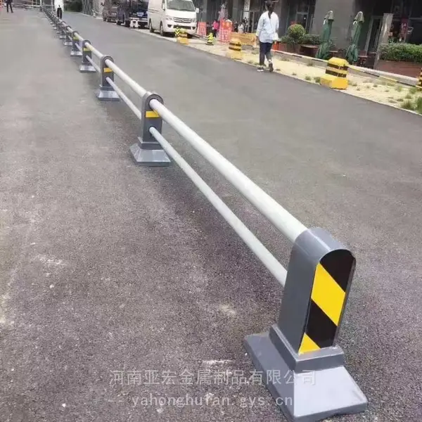 机非隔离护栏 交通安全道路防护栏杆 公路人行道防撞铁艺防护栏 亚宏