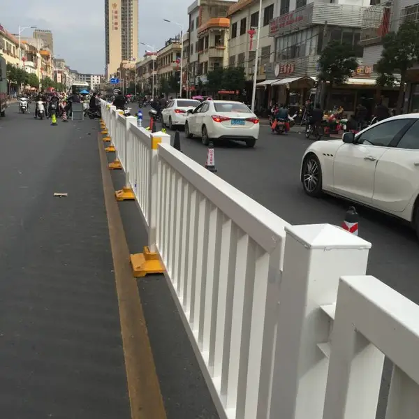 汕尾市政深标三护栏定坐厂家 陆丰城区道路中央护栏款式