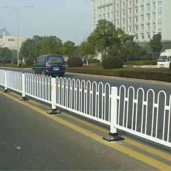 广东揭阳双波防撞护栏板镀锌公路隔离栏质优价廉人行道防护栅栏