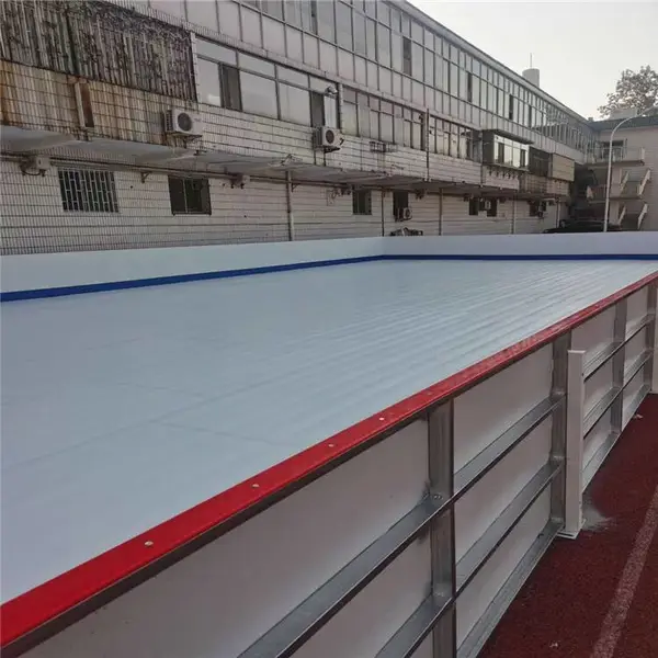 中聚新材料仿真冰场采用进口超高分子量聚乙烯为母料进行模压而成