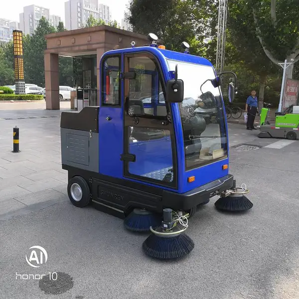 电动扫地车 环卫清洁工驾驶小型电动扫地车