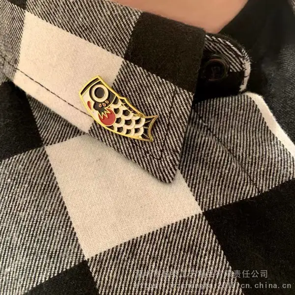 衬衫领章定制烤漆异形胸章年年有余领章生产