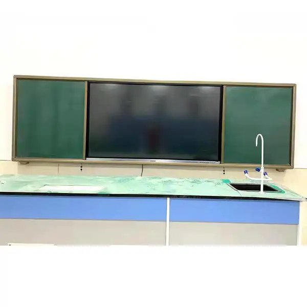 �����ڰ��ѧ���Ҷ�ý�����һ����װ��̰��׻ư�����ѧУ�ɶ���