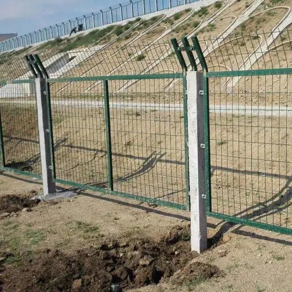 一诺铁路护栏网 1.8米高水泥柱护栏网 铁路边隔离格栅