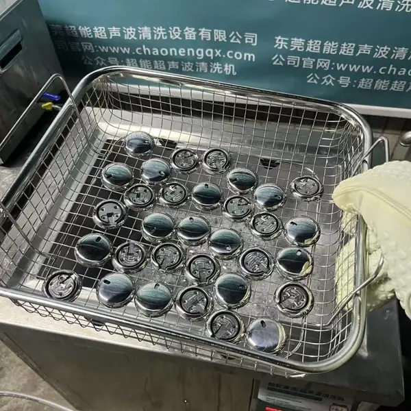 东超能 三槽工业超声波清洗机清洗 CNC 加工不锈钢灯座配件除抛光蜡