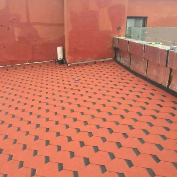 热销供应六边形木屋 玻纤胎 单层马赛克型沥青瓦国标玻璃纤维
