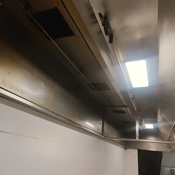 西安星级酒店后厨运维关键点,酒店油烟管道清洗守住客流与消防两道防线