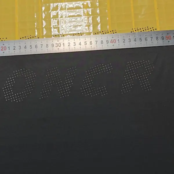 布料激光打孔,激光纸张镂空,激光刻字加工。非金属制品激光加工。