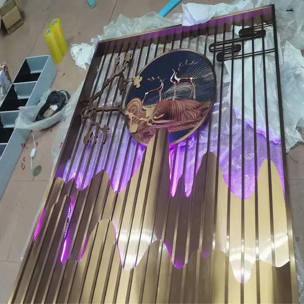京美彩虹定制木纹不锈钢屏风隔断不锈钢拉丝背景墙铝单板仿古铜色铝窗花造型