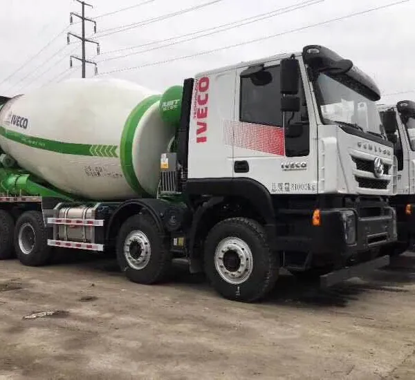 红岩杰狮轻量化搅拌车