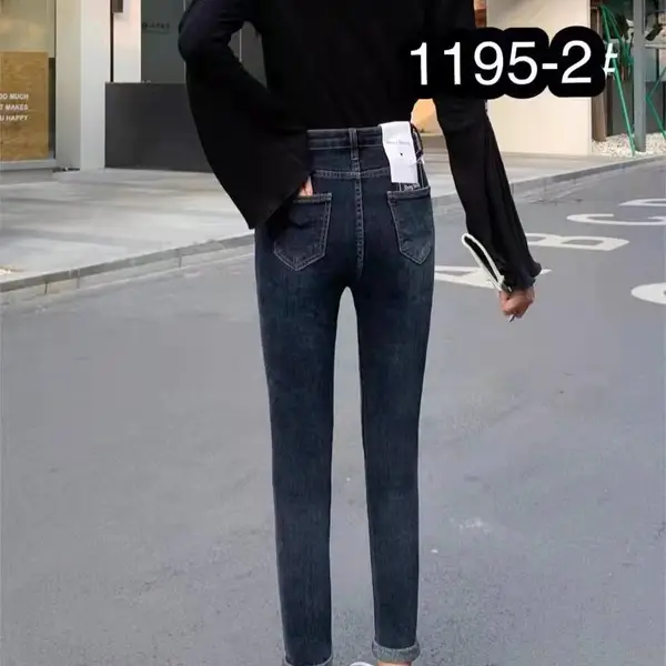 直播带货找3元衣服 库存尾货女装处理女式杂款韩版牛仔裤。