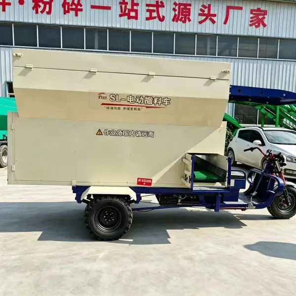 青储搅拌喂料一体车 大料仓饲料撒料车 青储饲草均匀投料车