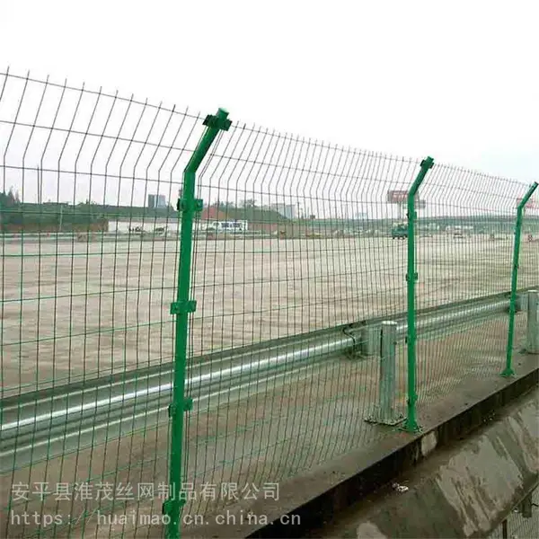 高速公路焊接网隔离栅 框架式护栏网 露天仓储厂隔离网