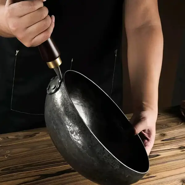 手工锻打纯铁锅无涂层章邱铁炒锅家用圆底炒菜勺
