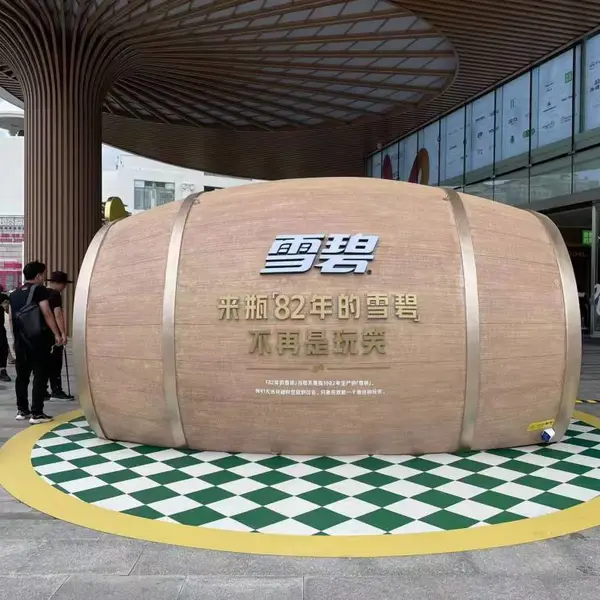户外玻璃钢仿木桶产品展示柜造型精美