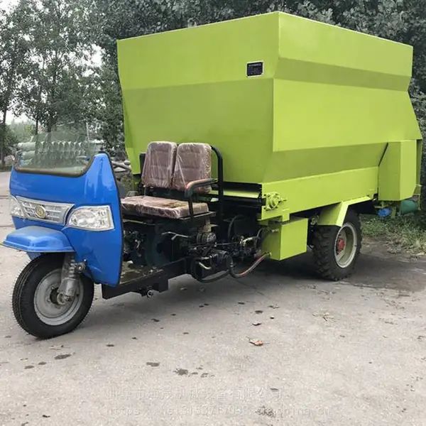 养殖场节能型撒料车畜牧养殖设备全天饲料抛料机 新型青贮投料车