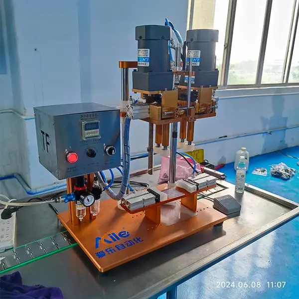 半自动锁盖机 小型桌面旋盖机 适合各种样式瓶盖的锁盖机