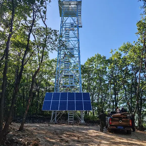 定制通讯基站铁塔户外太阳能储能供电系统220V交流供电