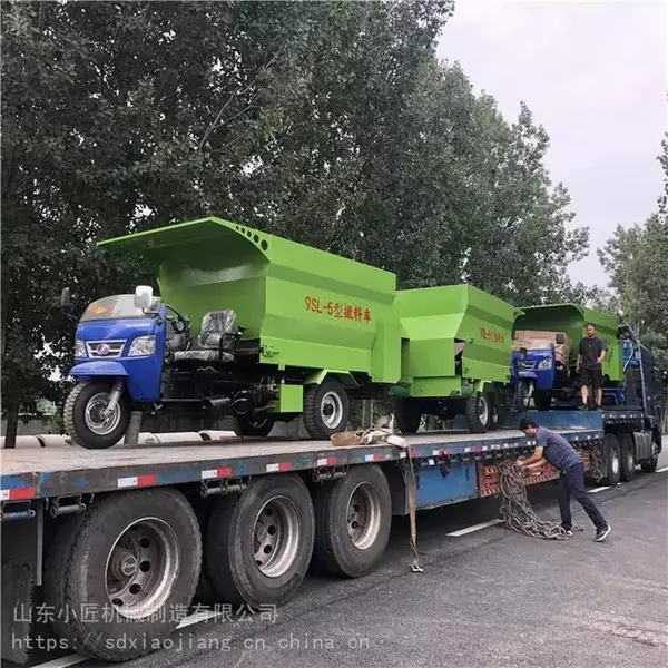 3立方电动养殖场喂草车 牛羊撒料车 两边出料小型电动喂料车