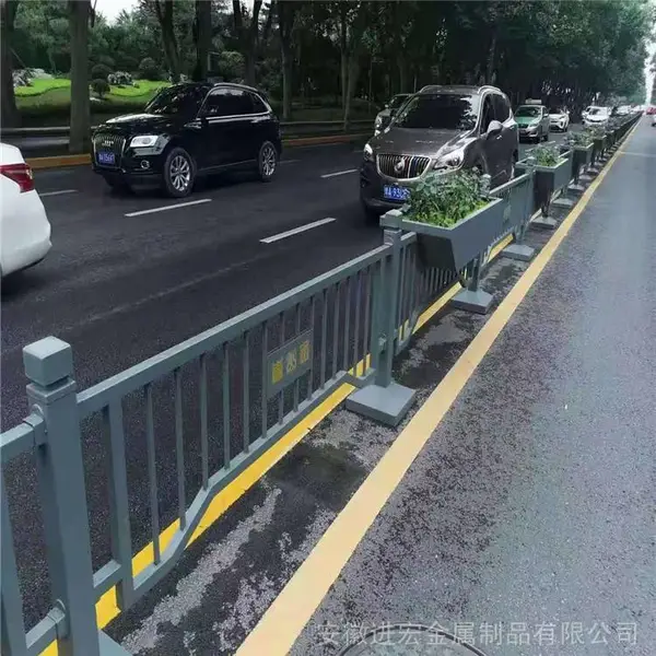 京式护栏锌钢道路隔离栏护栏 马路隔离栏防撞围栏交通U型护栏