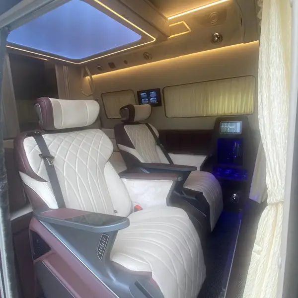 趣蜂房车 2023款福特T6V362小房车 9AT变速箱 6座2+2+2模式 柴油版 趣蜂B680