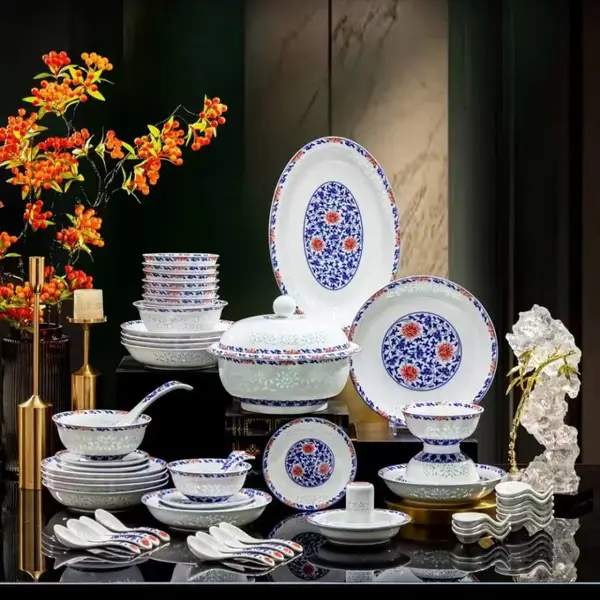 景德z青花瓷釉里红缠枝莲餐具 高档玲珑瓷碗盘碟套装 中式乔迁礼品