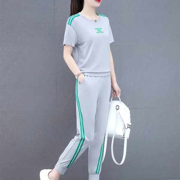 品牌折扣女装 依泰夏 简约时尚运动套装 舒适透气两件套 直播跑量单品