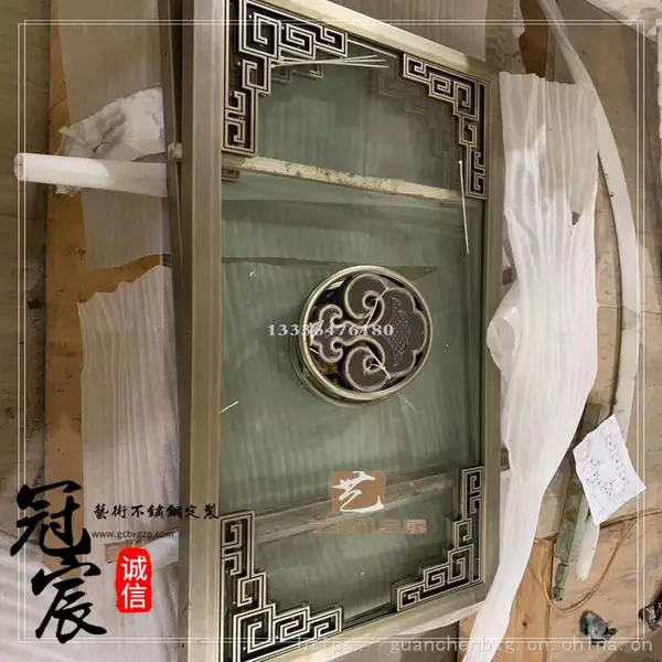 3���ֺ�����������԰���ߵ����ɫ������ ���ز����͸���ǽ